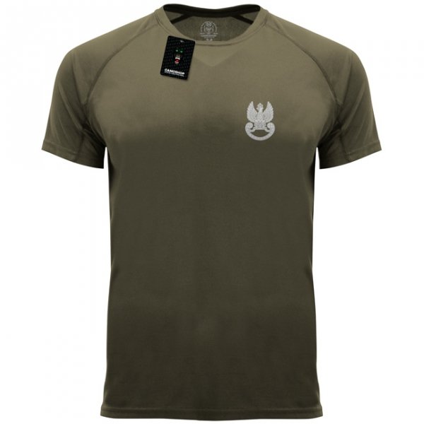 Koszulki można nosić zarówno w strojach wojskowych, jak i formalnych